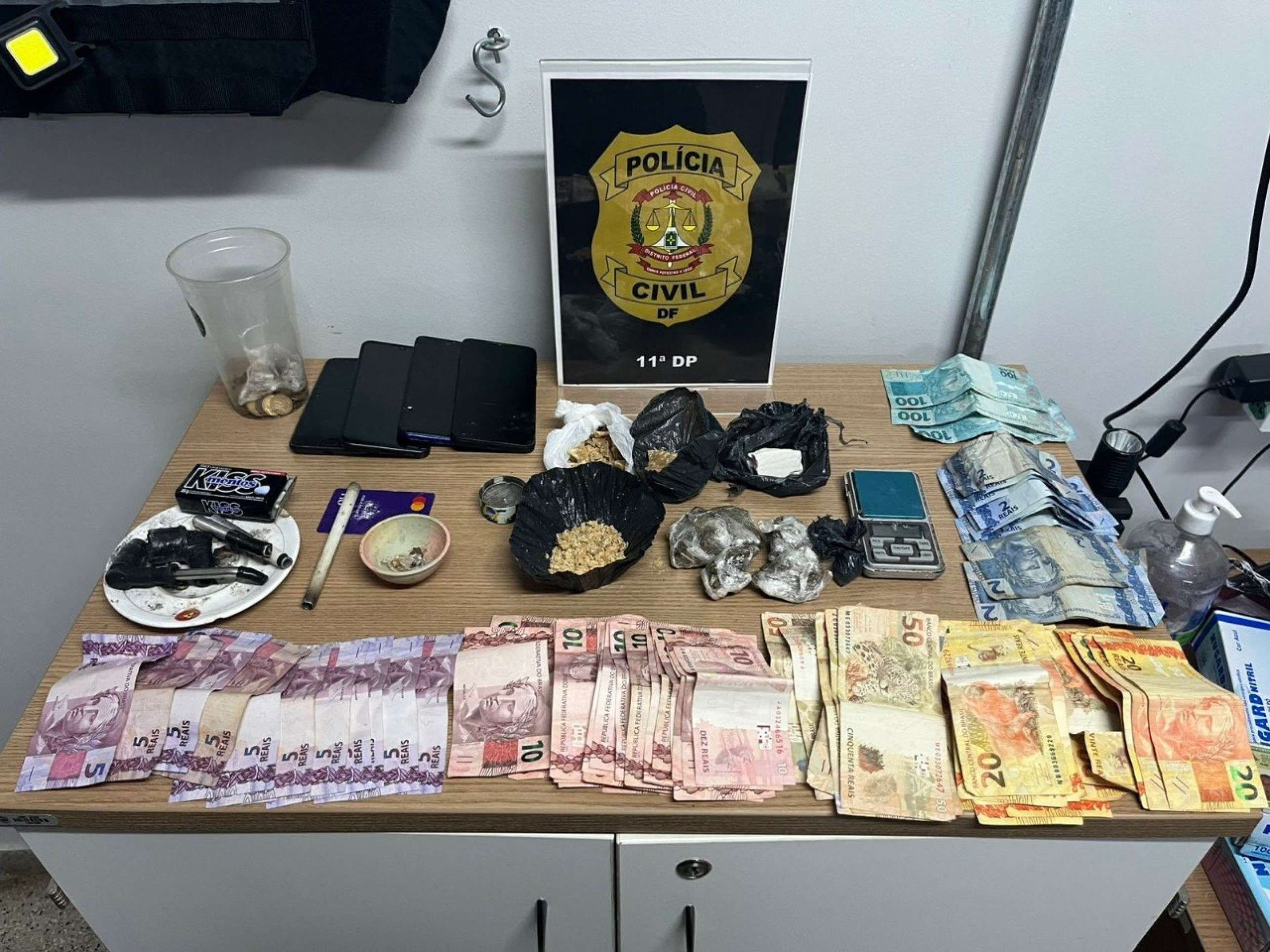 Dois suspeitos são presos em flagrante por tráfico de drogas na Vila Cauhy