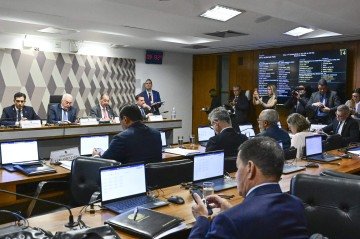 Sessão da Comissão de Constituição, Justiça e Cidadania (CCJ) nesta quarta para analisar a PEC do fim da escala 6x1 - (crédito: Geraldo Magela/Agência Senado) Sessão da Comissão de Constituição, Justiça e Cidadania (CCJ) nesta quarta para analisar a PEC do fim da escala 6x1 - (crédito: Geraldo Magela/Agência Senado)