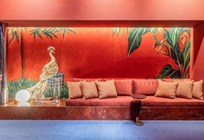 Na Bilheteria Limiar, da Tr&ecirc;s Arquitetura, na CasaCor, o papel de parede impresso em veludo vai al&eacute;m do revestimento: &eacute; uma obra de arte exclusiva assinada pelos profissionais Vin&iacute;cius Alano e Luciano Pena -  (crédito: Edgard Cesar) -Na Bilheteria Limiar, da Tr&ecirc;s Arquitetura, na CasaCor, o papel de parede impresso em veludo vai al&eacute;m do revestimento: &eacute; uma obra de arte exclusiva assinada pelos profissionais Vin&iacute;cius Alano e Luciano Pena -  (crédito: Edgard Cesar)