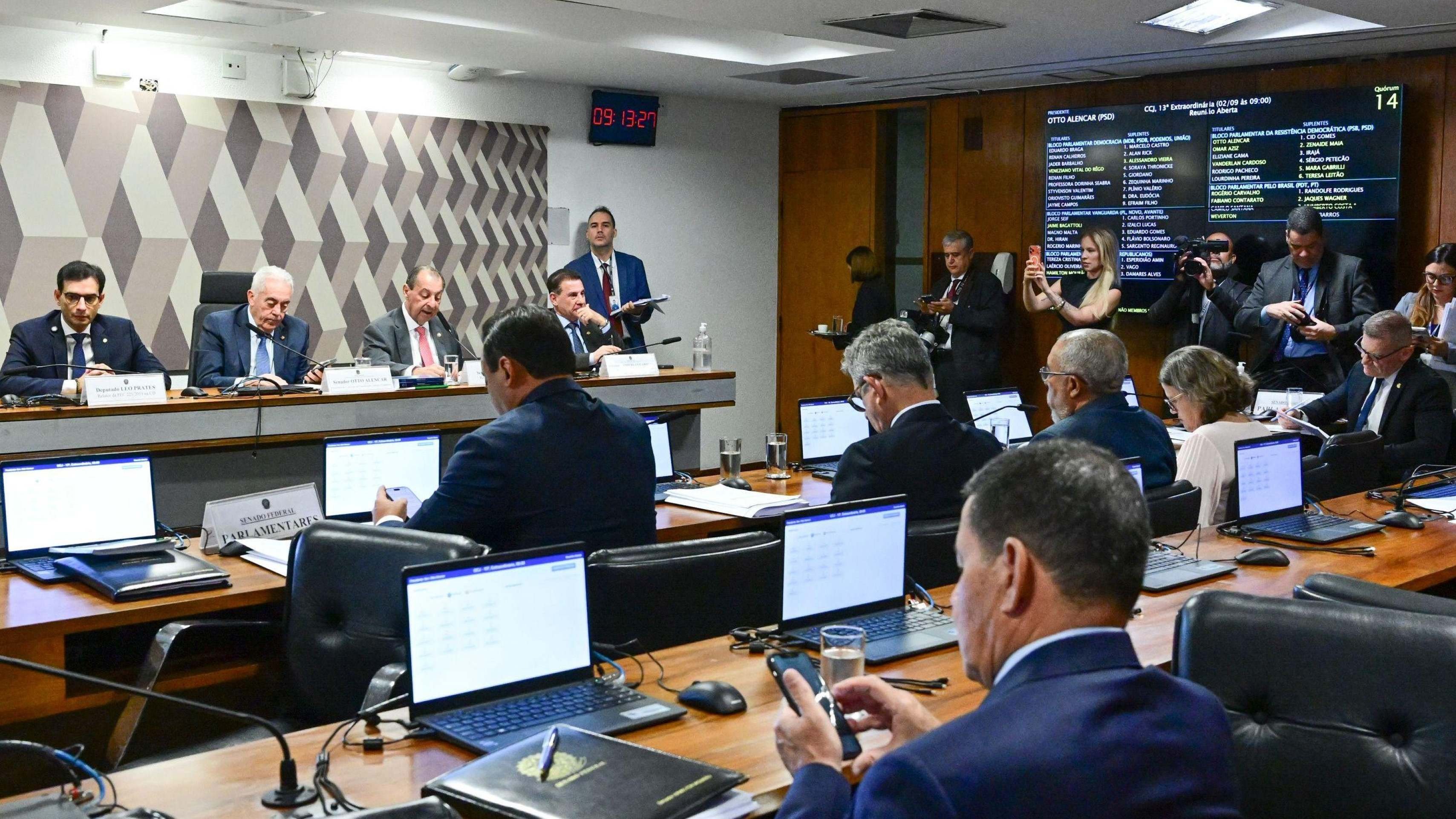 Fim da escala 6x1 é aprovado em comissão e avança no Senado - QTU Questões do Universo