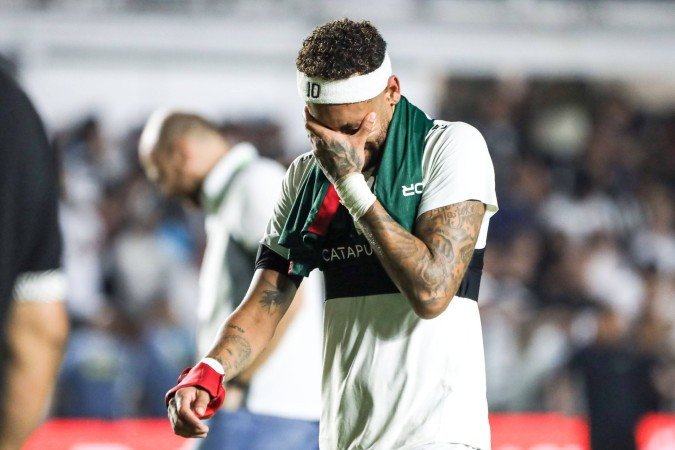 O lamento de Neymar, após sentir problema na coxa direita, no clássico contra o Palmeiras - (crédito: Marina Uezima/Estadão Conteúdo) O lamento de Neymar, após sentir problema na coxa direita, no clássico contra o Palmeiras - (crédito: Marina Uezima/Estadão Conteúdo)
