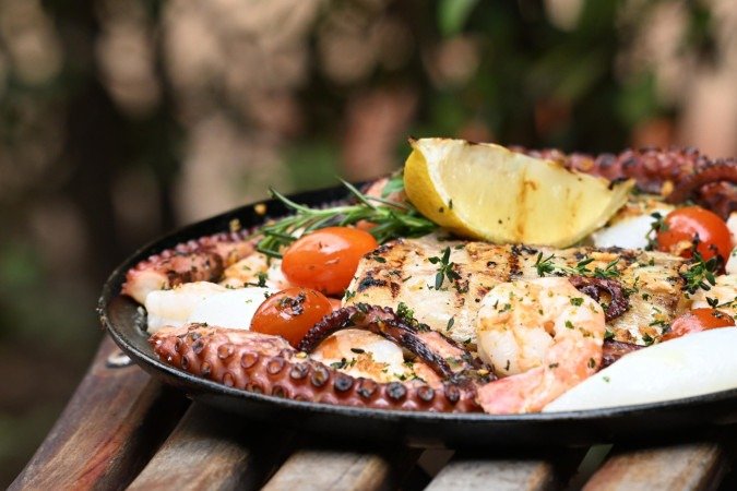 A parrillada de frutos do mar é feita
com polvo, camarão, lula e peixe branco
- (crédito: Carlos Vieira CB/DA Press) A parrillada de frutos do mar é feita
com polvo, camarão, lula e peixe branco
- (crédito: Carlos Vieira CB/DA Press)