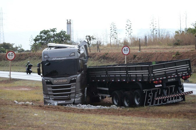  02/09/2026. Crédito: Minervino Júnior/CB/D.A Press. Brasil.  Brasilia - DF. Começo das chuvas acidente na Br 070 com carreta.