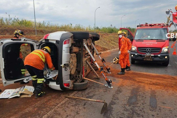 A condutora do carro foi atendida e não precisou ser encaminhada a uma unidade hospitalar - (crédito: Foto: Crédito/CBMDF) A condutora do carro foi atendida e não precisou ser encaminhada a uma unidade hospitalar - (crédito: Foto: Crédito/CBMDF)