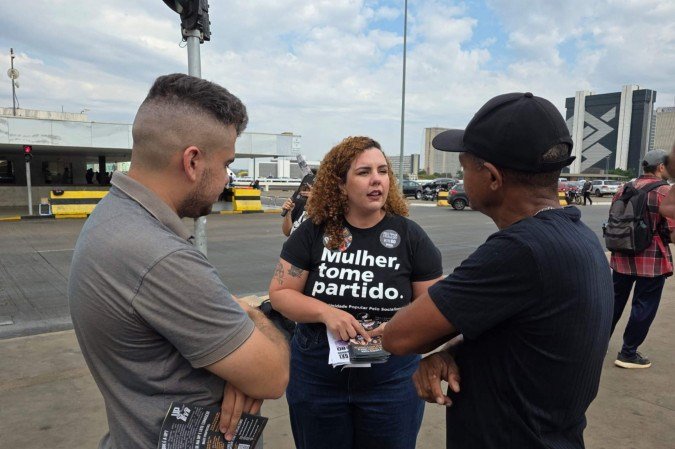 Samara disse que a panfletagem permitiu ouvir demandas de trabalhadores que circulam pela Rodoviária do Plano - (crédito: Carlos Silva/CB/D.A.Press) Samara disse que a panfletagem permitiu ouvir demandas de trabalhadores que circulam pela Rodoviária do Plano - (crédito: Carlos Silva/CB/D.A.Press)