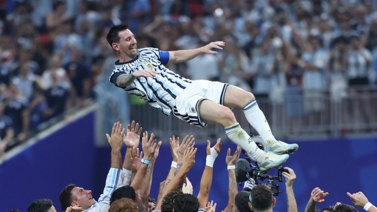 Messi é levantado em celebração por companheiros da seleção argentina, cuja camisa 10 ele deixará como um legado -  (crédito: Foto: Thomas Coex/AFP)