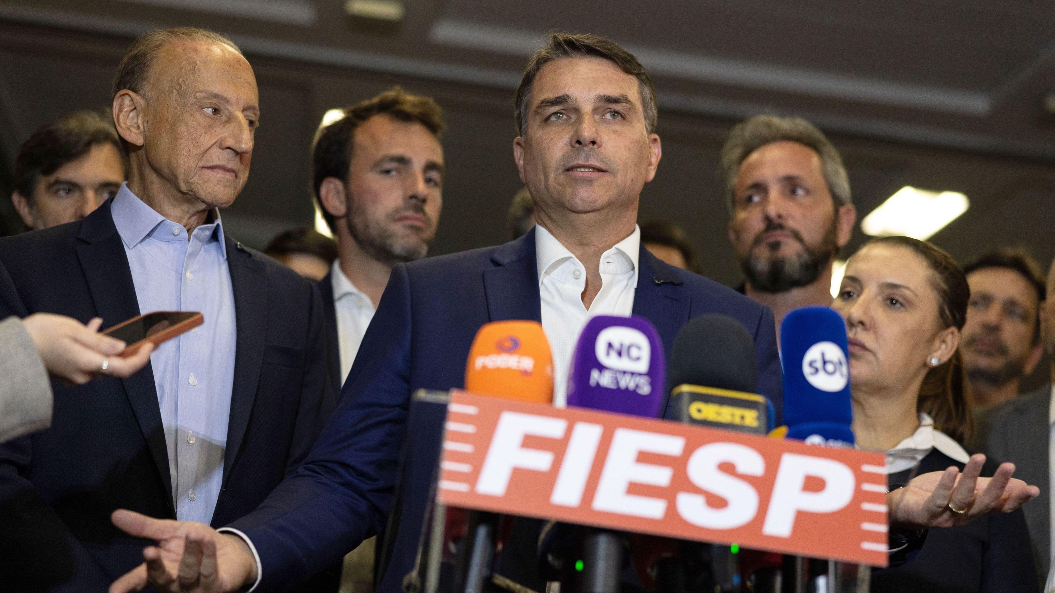 Como é o projeto de trabalho flexível apoiado por Flávio Bolsonaro que vai na contramão da PEC do fim da 6x1 - QTU Questões do Universo