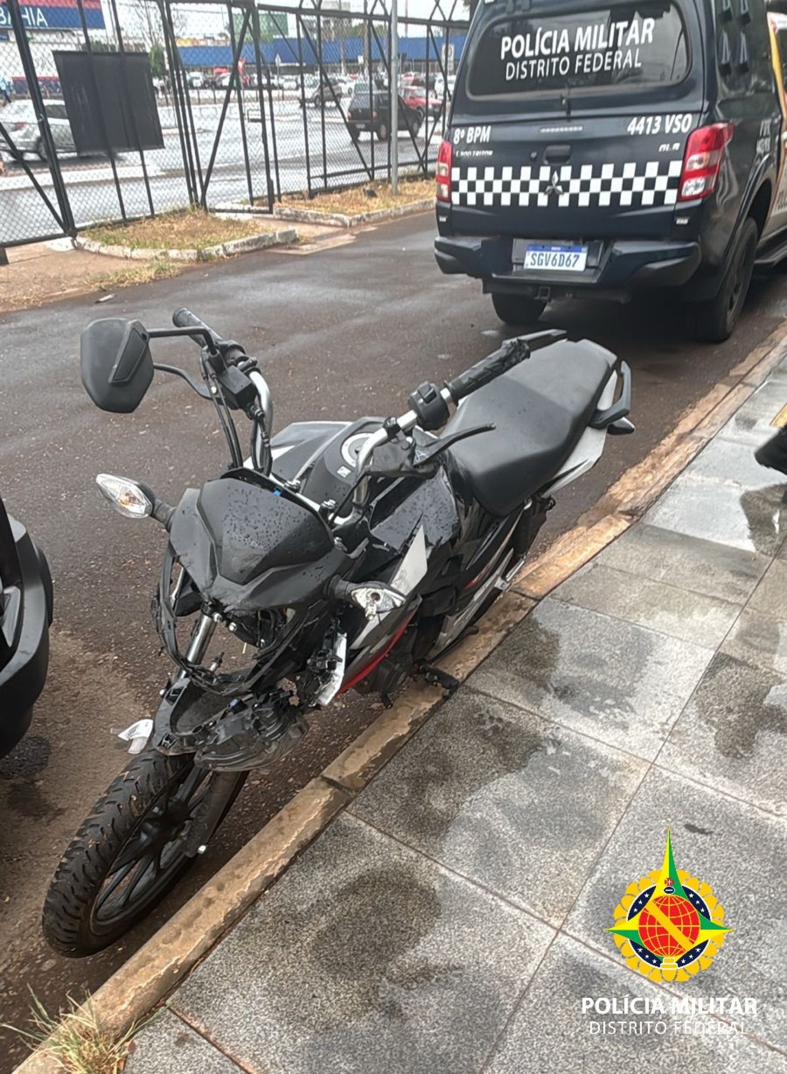 O propriet&aacute;rio da madeireira perseguiu os suspeitos at&eacute; as proximidades da QNN 23, onde seu carro colidiu contra a moto
