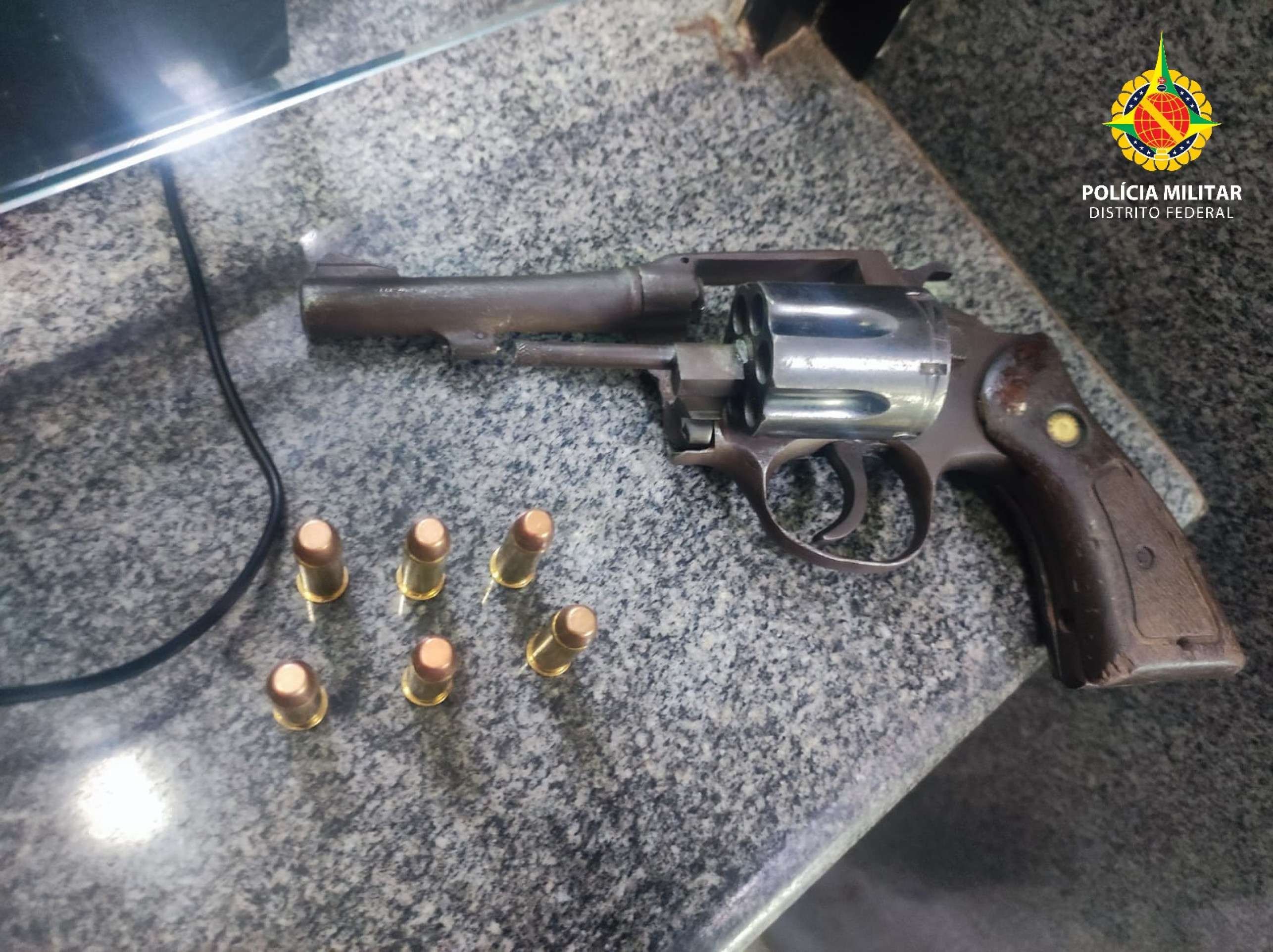Durante a busca pessoal, os policiais militares encontraram e apreenderam em sua cintura um rev&oacute;lver Taurus calibre .38, com a numera&ccedil;&atilde;o raspada e carregado com seis muni&ccedil;&otilde;es intactas