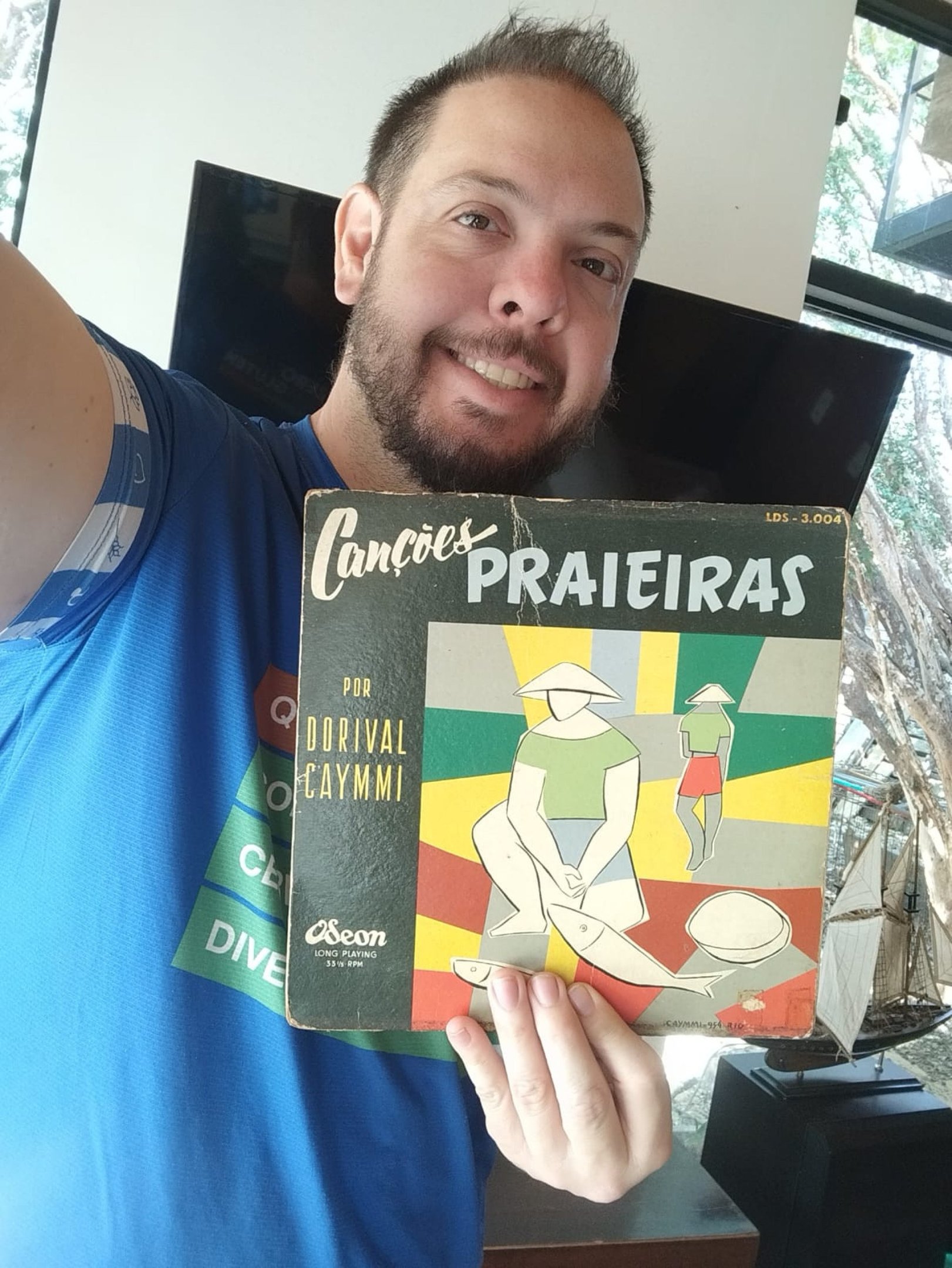 Marcelo Scarabuci com  o primeiro LP do Caymmi, em 10 polegadas de 1954