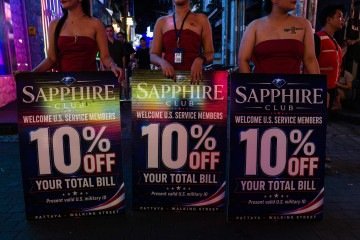 Mulheres divulgam descontos de 10% para militares dos EUA no clube privê Sapphire em Pattaya - (crédito: Anthony Wallace/AFP) Mulheres divulgam descontos de 10% para militares dos EUA no clube privê Sapphire em Pattaya - (crédito: Anthony Wallace/AFP)