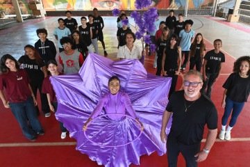 Estudantes do Cemeit desfilam com figurino e coreografia que remetem ao ipê, árvore-símbolo de Brasília - (crédito: Ed Alves/CB/D.A Press) Estudantes do Cemeit desfilam com figurino e coreografia que remetem ao ipê, árvore-símbolo de Brasília - (crédito: Ed Alves/CB/D.A Press)