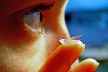 Para quem depende das lentes, alguns minutos dedicados à higiene e ao cuidado podem evitar consequências que vão muito além de um simples desconforto - (crédito: Wikimedia Commons/Divulgação ) Para quem depende das lentes, alguns minutos dedicados à higiene e ao cuidado podem evitar consequências que vão muito além de um simples desconforto - (crédito: Wikimedia Commons/Divulgação )