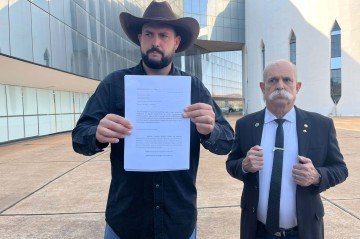 Acompanhado do deputado Sargento Fahur (PSD-PR), Zé Trovão (PL-SC) foi ao STF para protocolar uma representação contra Moraes -  (crédito: Danandra Rocha/CB/DA.Press)