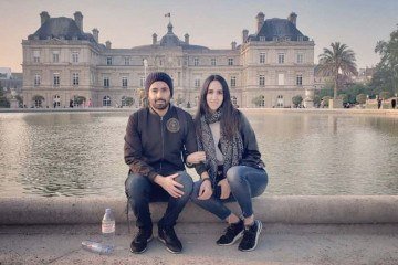 Jonathan Meléndez, de 38 anos e sua esposa, Ana Paula, 35, em viagem em Paris.  -  (crédito: reprodução/redessociais)