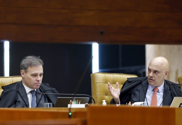 Mendonça e Moraes na sessão dessa quinta-feira do STF: no plenário, novamente ninguém comentou a crise na Corte -  (crédito: Luiz Silveira/STF)