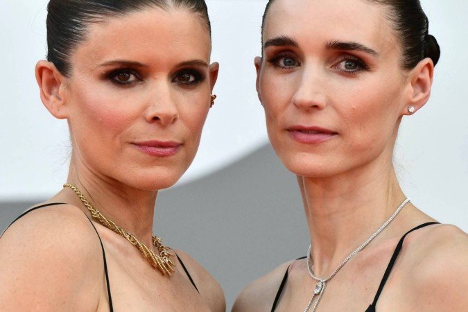 Atrizes Rooney e Kate Mara no tapete vermelho do Festival de Veneza
- (crédito: Stefano RELLANDINI / AFP) Atrizes Rooney e Kate Mara no tapete vermelho do Festival de Veneza
- (crédito: Stefano RELLANDINI / AFP)