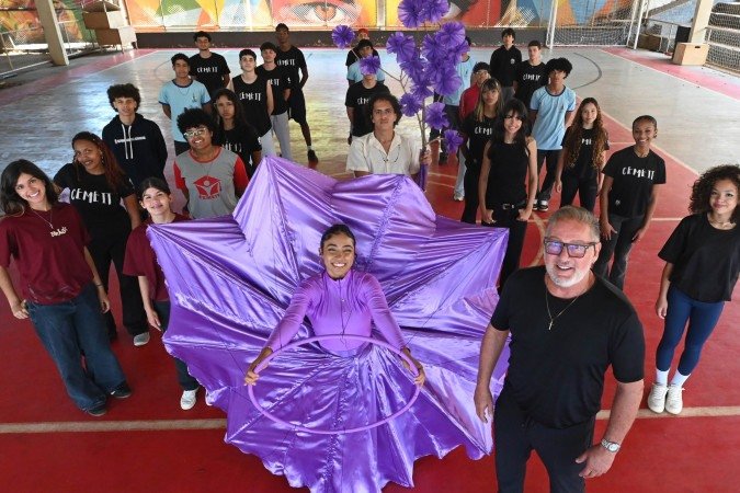 Estudantes do Cemeit desfilam com figurino e coreografia que remetem ao ipê, árvore-símbolo de Brasília - (crédito: Ed Alves/CB/D.A Press) Estudantes do Cemeit desfilam com figurino e coreografia que remetem ao ipê, árvore-símbolo de Brasília - (crédito: Ed Alves/CB/D.A Press)