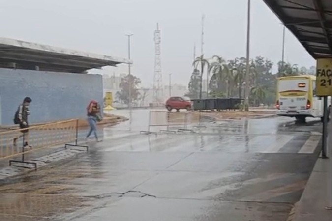 Chuva de cerca de 30 minutos no Gama registrada próximo ao BRT
- (crédito: Marília Nascimento ) Chuva de cerca de 30 minutos no Gama registrada próximo ao BRT
- (crédito: Marília Nascimento )
