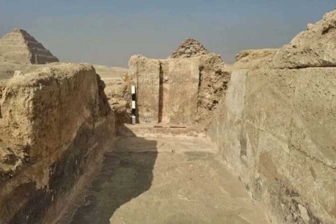 Tumba de 4 mil anos revela porta ilusória e artefatos no Egito - QTU Questões do Universo
