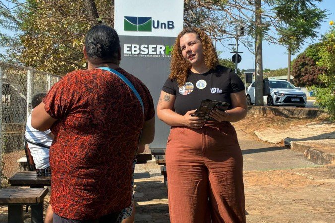 Samara Mineiro distribuindo panfletos em frente ao Hospital Universitário de Brasília (HUB) - (crédito: Beatriz Mascarenhas/CB/D.A.Press) Samara Mineiro distribuindo panfletos em frente ao Hospital Universitário de Brasília (HUB) - (crédito: Beatriz Mascarenhas/CB/D.A.Press)