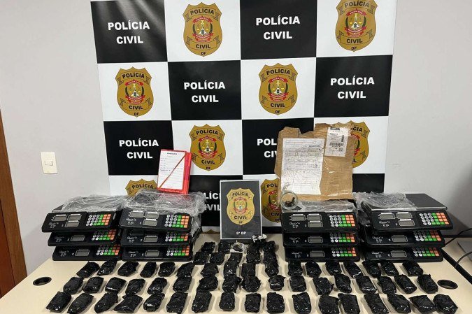 Cada um dos 60 tabletes pesava cerca de 100 gramas - (crédito: Polícia Civl do Distrito Federal/Divulgação) Cada um dos 60 tabletes pesava cerca de 100 gramas - (crédito: Polícia Civl do Distrito Federal/Divulgação)