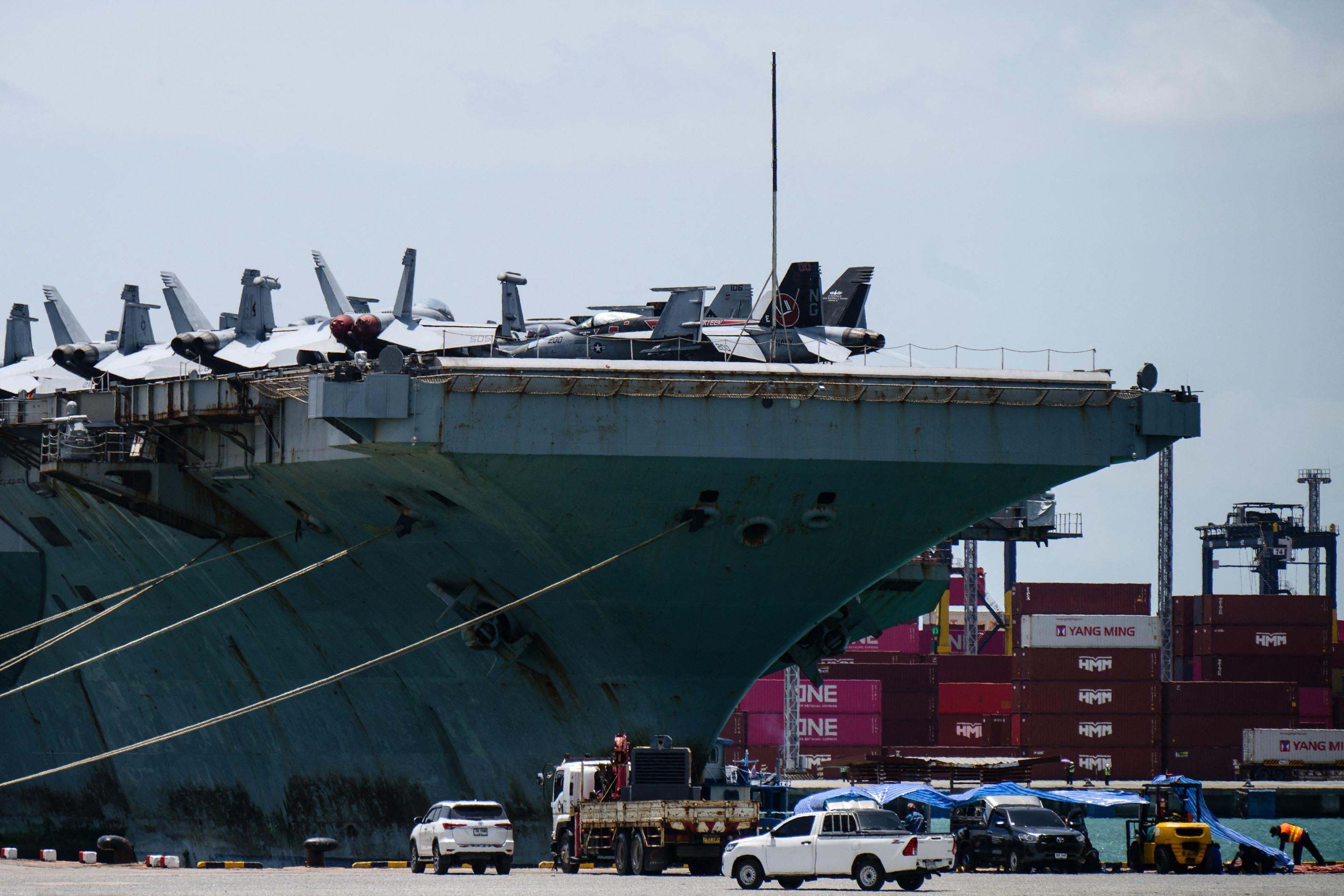 O USS Abraham Lincoln atracado no Porto Laem Chabang, perto de Pattaya: ferrugem evidente 