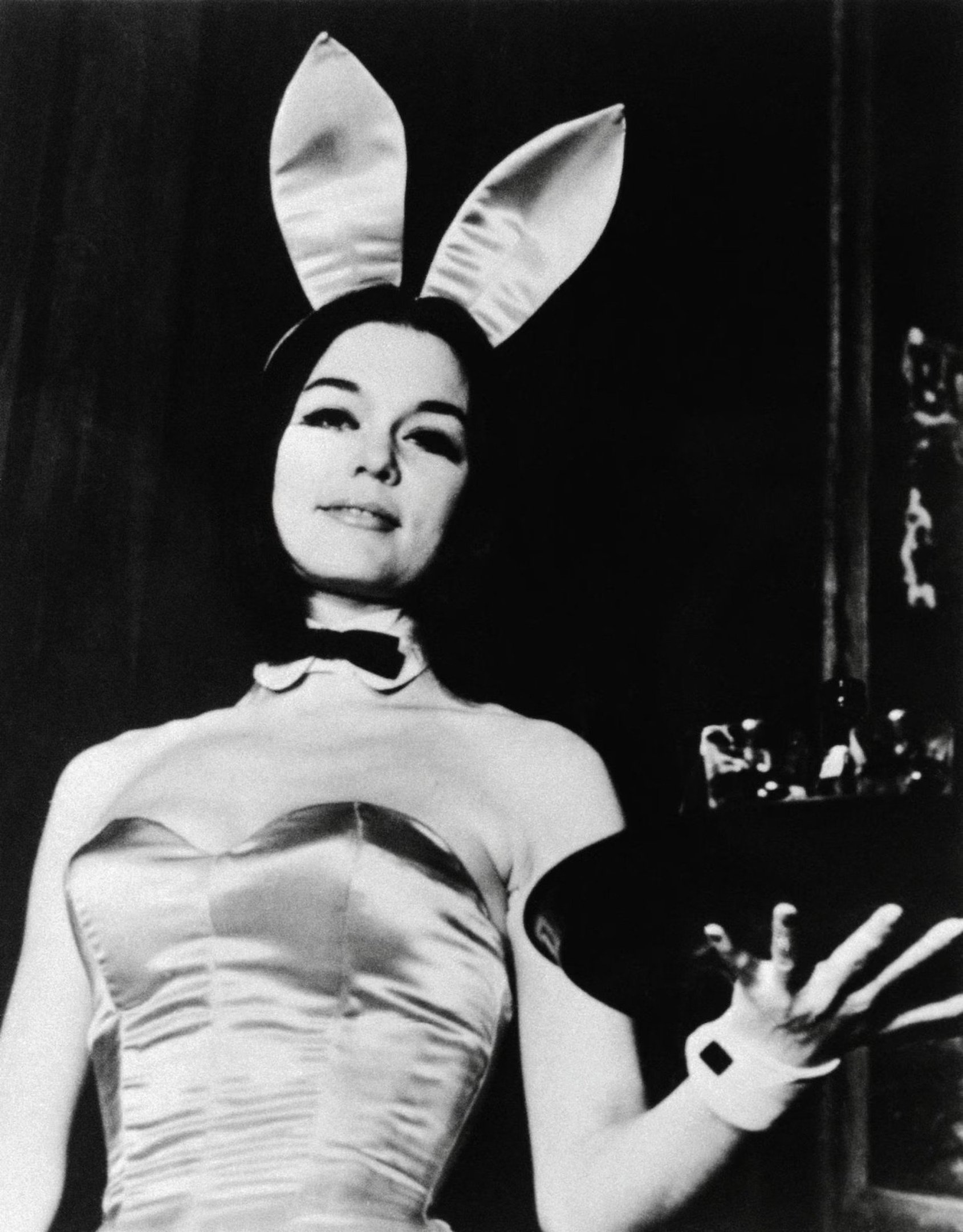 Nos anos 1960, Steinem trabalhou disfarçada como coelhinha da Playboy para denunciar as condições abusivas das funcionária Gloria Steinem playboy