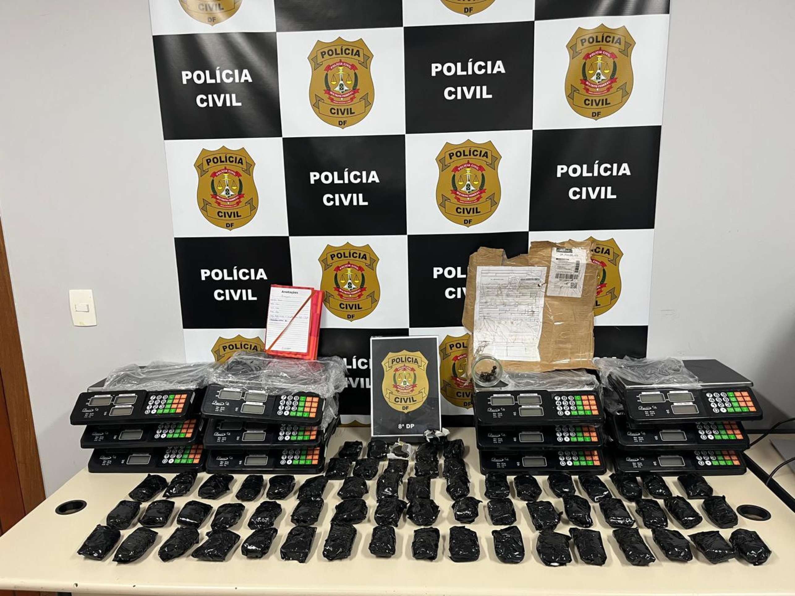 PCDF encontra 6 kg de haxixe escondidos em balanças de precisão na Estrutural