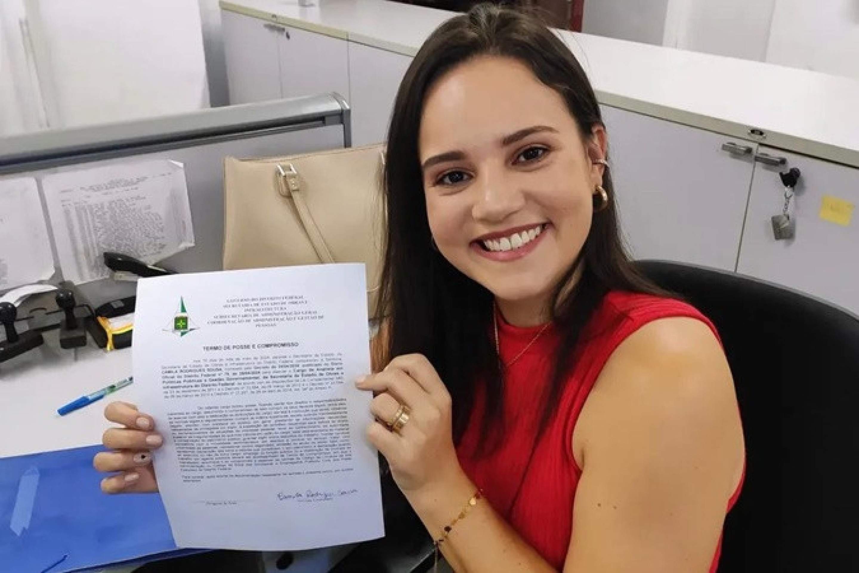 Camila Rodrigues trabalhou em um escrit&oacute;rio de contabilidade antes de tomar posse, em 2024, como analista da Secretaria de Obras do GDF