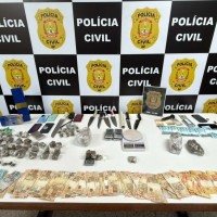 Policiais apreenderam tabletes de maconha, skunk, por&ccedil;&otilde;es de coca&iacute;na e crack, al&eacute;m de R$ 10 mil e itens usados no fracionamento dos entorpecentes
