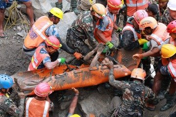 Dois trabalhadores são resgatados em túnel dias após a avalanche no Nepal
- (crédito: AFP) Dois trabalhadores são resgatados em túnel dias após a avalanche no Nepal
- (crédito: AFP)