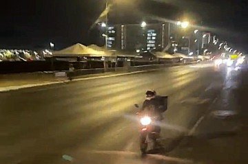 Vítima gravou o suspeito seguindo o ônibus em que ela estava, pilotando uma moto - (crédito: PMDF/Divulgação) Vítima gravou o suspeito seguindo o ônibus em que ela estava, pilotando uma moto - (crédito: PMDF/Divulgação)