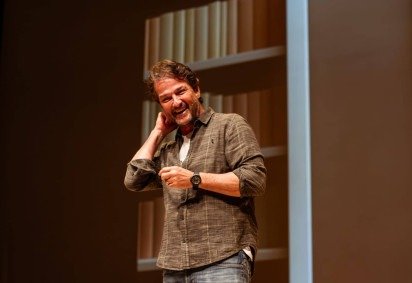 Marcelo Serrado transforma crises e dilemas cotidianos em humor no espetáculo Terapia, em Belo Horizonte. -  (crédito: Uai Turismo) -Marcelo Serrado transforma crises e dilemas cotidianos em humor no espetáculo Terapia, em Belo Horizonte. -  (crédito: Uai Turismo)