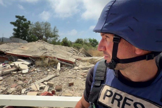 Soldado israelense em um posto de controle instalado em um prédio residencial perto da sede da Unifil, em Naqoura - (crédito: Neha Sharma/BBC) Soldado israelense em um posto de controle instalado em um prédio residencial perto da sede da Unifil, em Naqoura - (crédito: Neha Sharma/BBC)