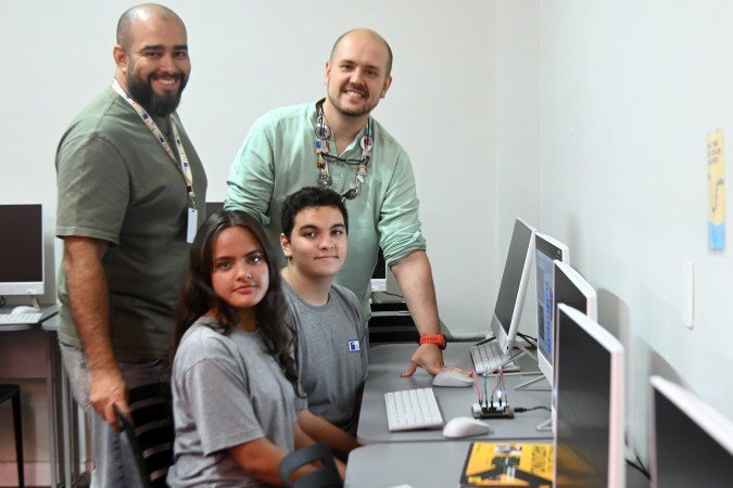 Izabella e Santiago com os professores Paulo Ferrari e Frederico Lara: estímulo para o aprendizado -  (crédito:  Ed Alves/CB/D.A Press)