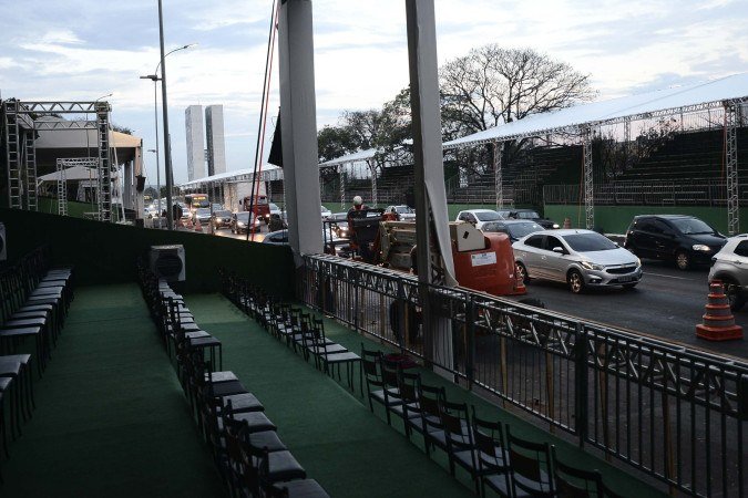 Montagem da estrutura para o Desfile da Indepedência na Esplanada dos Ministérios - (crédito: Minervino Júnior/CB/D.A.Press) Montagem da estrutura para o Desfile da Indepedência na Esplanada dos Ministérios - (crédito: Minervino Júnior/CB/D.A.Press)