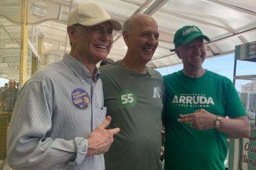 Acompanhado pelo empresário Paulo Otávio e pelo seu candidato a vice, Arruda cumpriu compromissos em Ceilândia - (crédito: Letícia Mohamad/CB/DA Press) Acompanhado pelo empresário Paulo Otávio e pelo seu candidato a vice, Arruda cumpriu compromissos em Ceilândia - (crédito: Letícia Mohamad/CB/DA Press)