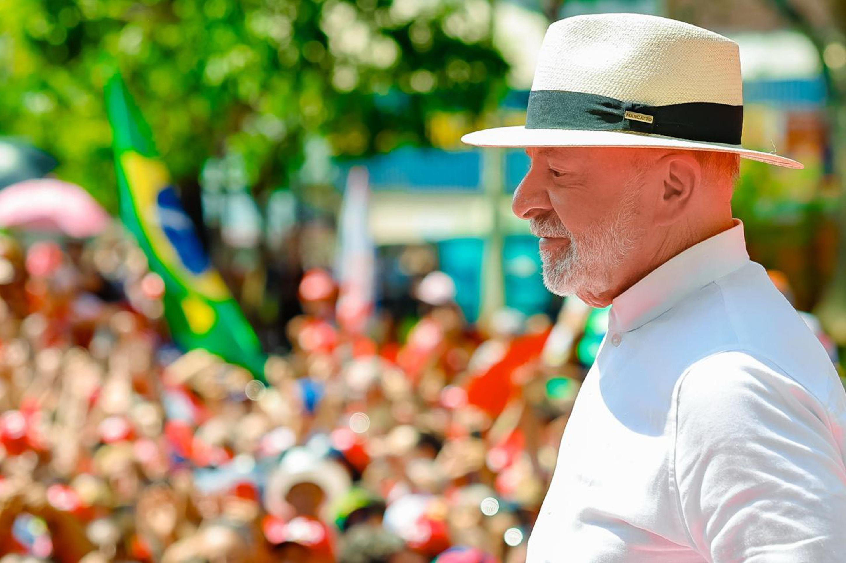 PT mira eleitores indecisos para consolidar Lula no 2º turno