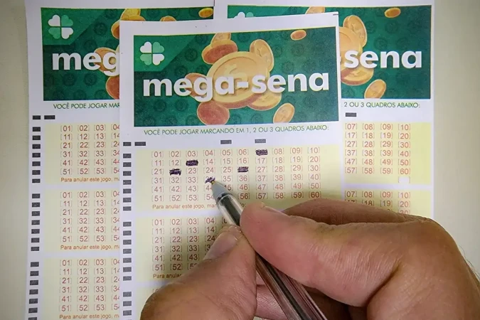 Os interessados em tentar a sorte têm até as 19h de sábado (5) para registrar suas apostas - (crédito: Rafa Neddermeyer/Agência Brasil) Os interessados em tentar a sorte têm até as 19h de sábado (5) para registrar suas apostas - (crédito: Rafa Neddermeyer/Agência Brasil)