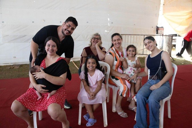  05.09.2026. Mariana Campos/CB/D.A Press. A Festa do Morango ocorre anualmente em Brazl&acirc;ndia e atrai o p&uacute;blico de todo o DF para, al&eacute;m de desfrutar da &eacute;poca do morango, curtir a programa&ccedil;&atilde;o de shows, parque de divers&otilde;es e estandes gastron&ocirc;micos. Eliane Maia e fam&iacute;lia
    