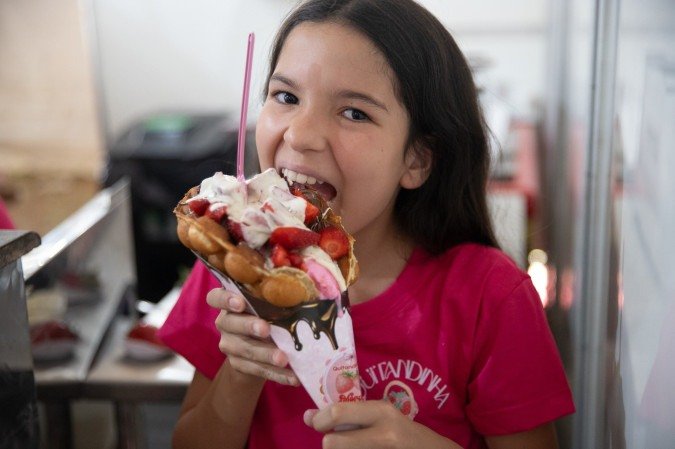 Isabela Sousa se delicia com as gostosuras confeitadas pela mãe - (crédito: Mariana Campos/CB/D.A Press) Isabela Sousa se delicia com as gostosuras confeitadas pela mãe - (crédito: Mariana Campos/CB/D.A Press)