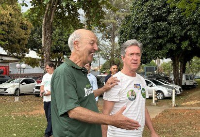 Arruda almo&ccedil;ou com apoiadores no Guar&aacute; e garantiu que seguir&aacute; com candidatura -  (crédito: Luana Nogueira/Esp/CB) -Arruda almo&ccedil;ou com apoiadores no Guar&aacute; e garantiu que seguir&aacute; com candidatura -  (crédito: Luana Nogueira/Esp/CB)