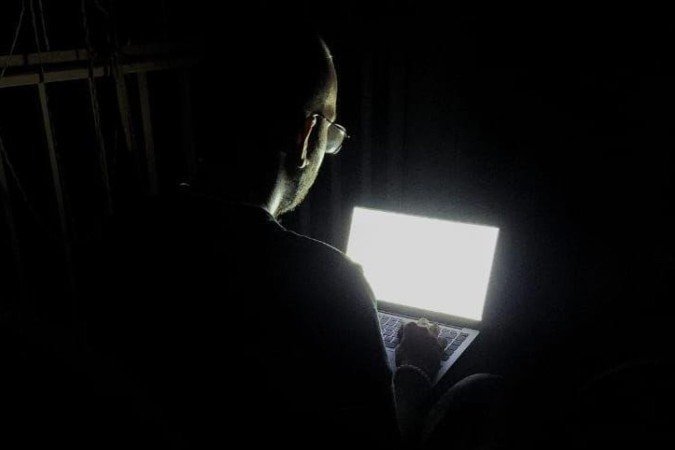 Gustavo conta que, no bairro onde mora, os apagões costumam durar cerca de 16 horas por dia - (crédito: Anadolu via Getty Images) Gustavo conta que, no bairro onde mora, os apagões costumam durar cerca de 16 horas por dia - (crédito: Anadolu via Getty Images)