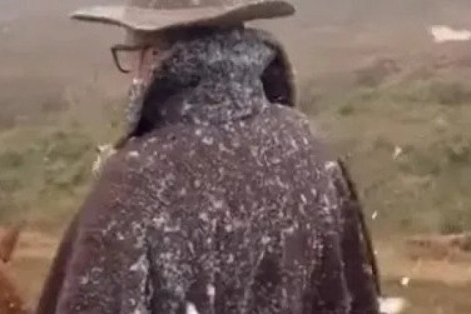 Passeio a cavalo sob neve em São José dos Ausentes, uma das cidades do Rio Grande do Sul a registrar o fenômeno neste domingo - (crédito: Reprodução/Redes sociais) Passeio a cavalo sob neve em São José dos Ausentes, uma das cidades do Rio Grande do Sul a registrar o fenômeno neste domingo - (crédito: Reprodução/Redes sociais)