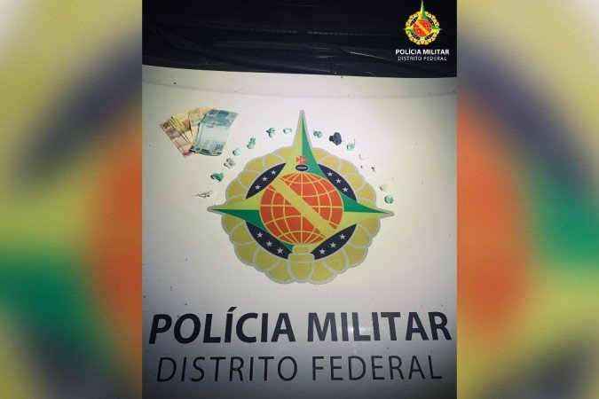 O jovem, a droga e um celular apreendido foram encaminhados à DCA II - (crédito: Divulgação/PMDF) O jovem, a droga e um celular apreendido foram encaminhados à DCA II - (crédito: Divulgação/PMDF)