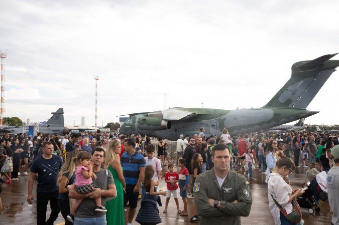 Na base da For..a A..rea, brasilienses curtem o Bras..lia Air Show, com exposi....es e apresenta....es de jatos no c..u
- (crédito: Mariana Campos/CB/D.A Press) Na base da For..a A..rea, brasilienses curtem o Bras..lia Air Show, com exposi....es e apresenta....es de jatos no c..u
- (crédito: Mariana Campos/CB/D.A Press)