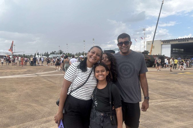 Cléo Luz com o marido, Marlon, e as filhas Isadora, 12, e Júlia, 10