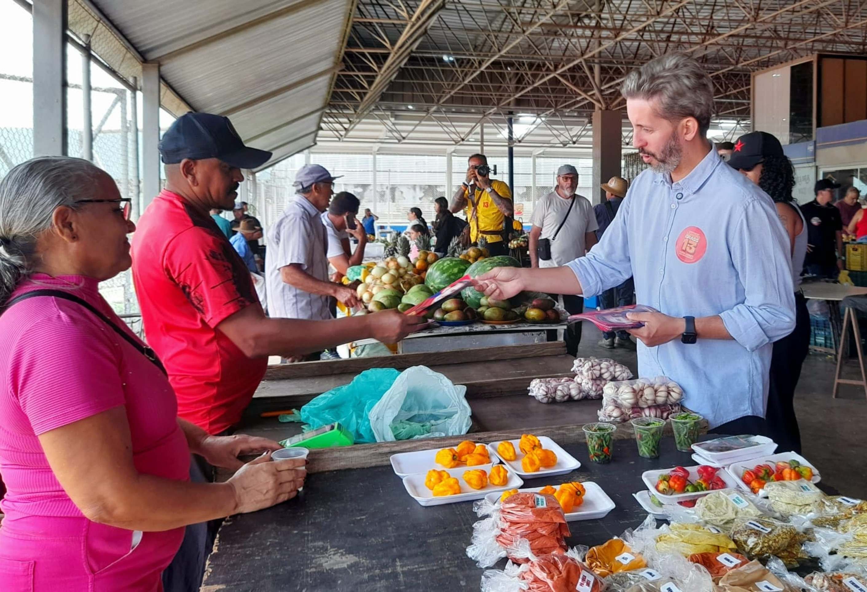 Durante a visita ao espa&ccedil;o e no di&aacute;logo com feirantes e moradores, o candidato Leandro Grass ressaltou a voca&ccedil;&atilde;o hist&oacute;rica e o potencial econ&ocirc;mico da regi&atilde;o administrativa