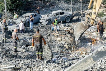 Um fot&oacute;grafo da AFP viu o pr&eacute;dio completamente destru&iacute;do, com livros did&aacute;ticos e peda&ccedil;os de m&oacute;veis entre os escombros. Os socorristas procuravam poss&iacute;veis v&iacute;timas entre as ru&iacute;nas. -  (crédito:  AFP)